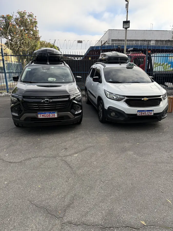 Minivans Taxi Gaspar com bagageiro de teto para aeroporto